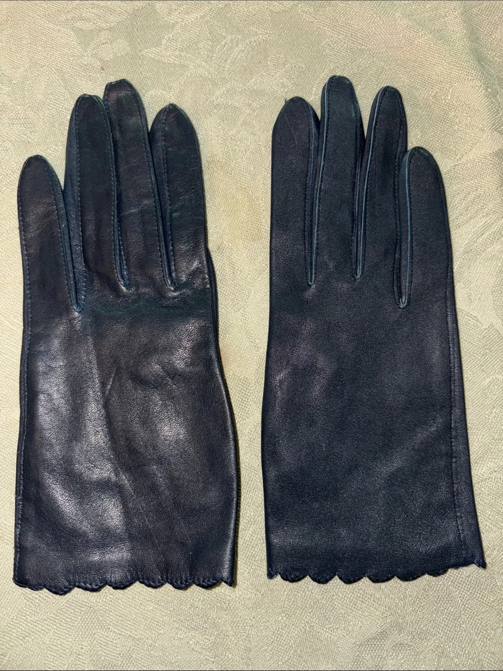 Classic Women's Navy Leather Gloves